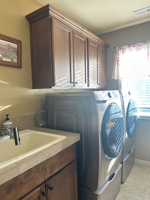 Interior - Rose Garden 4-bedroom House/AC in Vancouver (Vancouver)