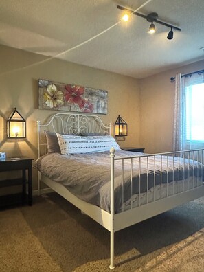 Room - Rose Garden 4-bedroom House/AC in Vancouver (Vancouver)