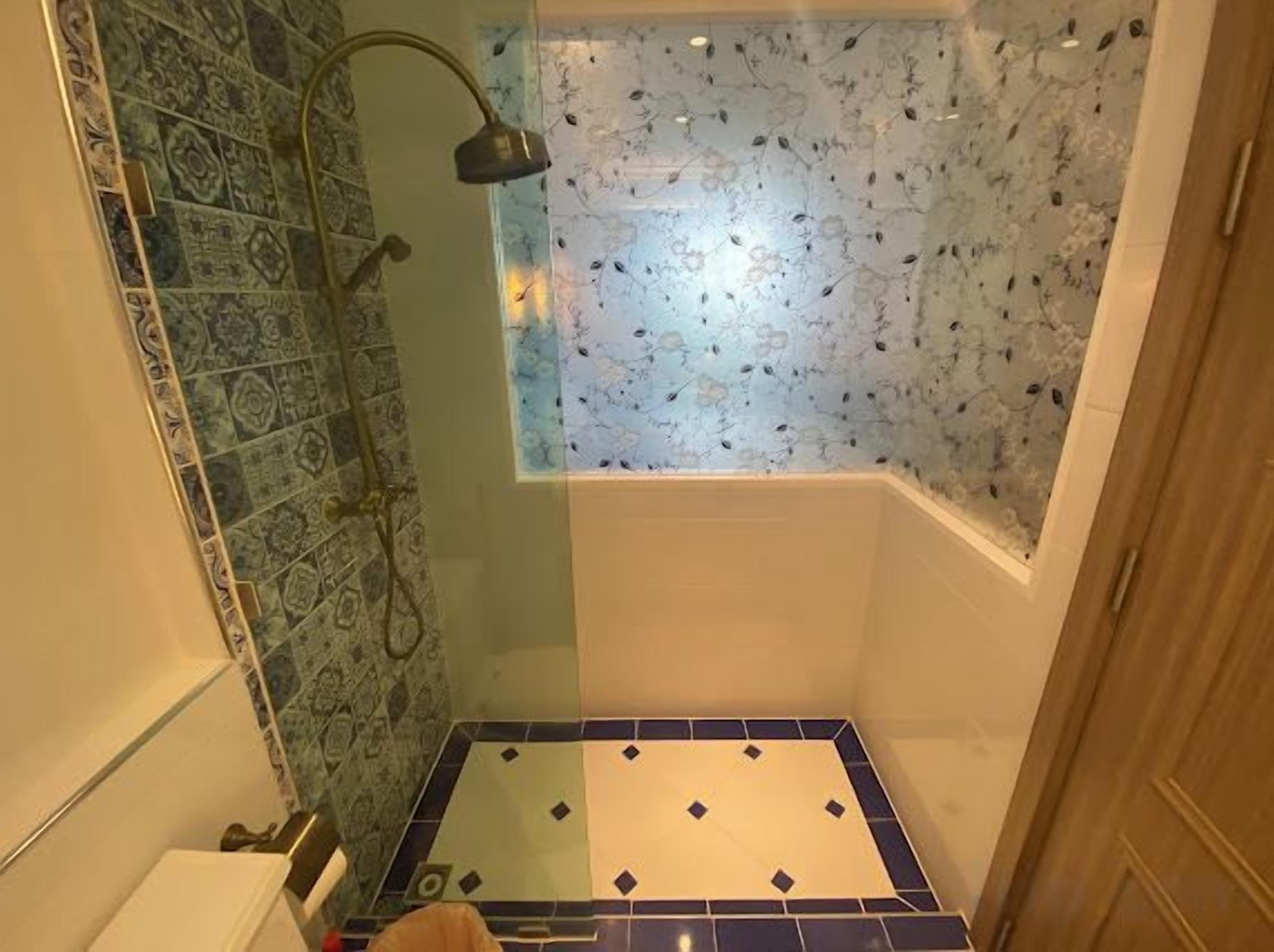 Ein Badezimmer mit Dusche, Badewanne und Toilette.