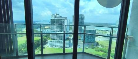 Un balcón con vista a un paisaje urbano y una masa de agua.