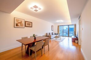 Apartament superior, 2 dormitoris, cuina, vistes a la ciutat | Sala d'estar | Televisor intel·ligent