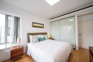 Apartament superior, 2 dormitoris, cuina, vistes a la ciutat | Planxa i posts de planxar i wifi gratuïta