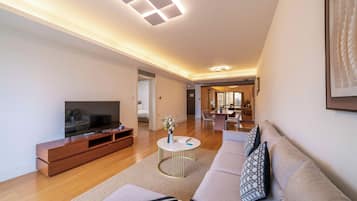 Superior-Apartment, 2 Schlafzimmer, Küche, Stadtblick | Wohnzimmer