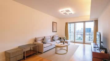 Superior Apartment, 2 Bedrooms, Kitchen, City View | Living room | Smart TV