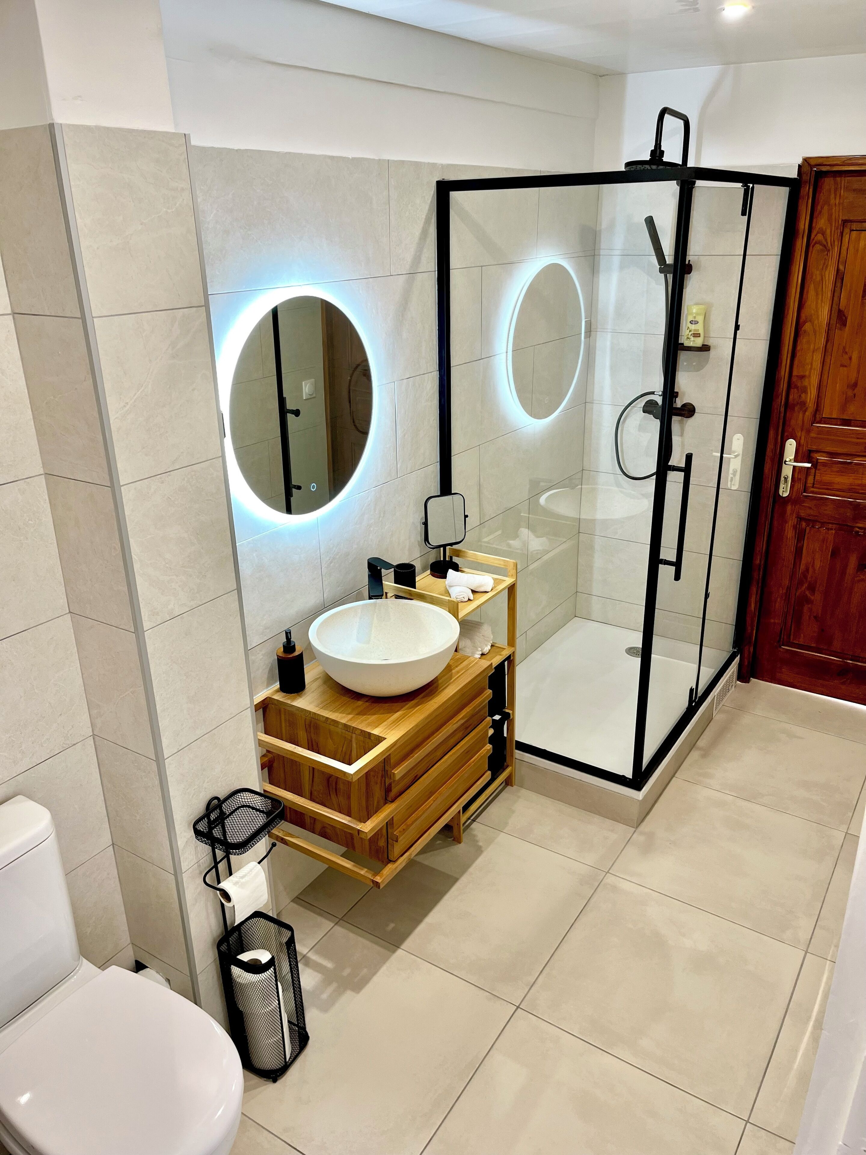 Toallas, jabón, papel de baño 