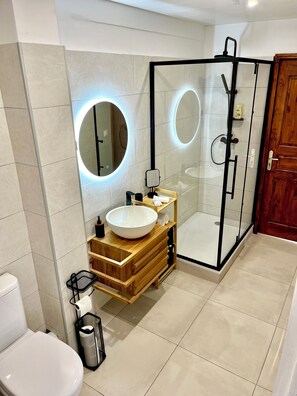 Serviettes fournies, savon, papier toilette