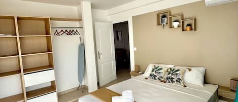 Iron/ironing board, WiFi, bed sheets