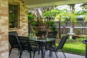 Outdoor dining - Welcome to "Tinnie Retreat" (Tin Can Bay)