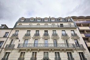 Unclassified image, 4 of 8, button - Charming Studio in the 7th District of Paris (Paris)