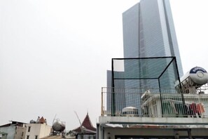 Un bâtiment moderne doté d’une façade en verre et d’une structure métallique.