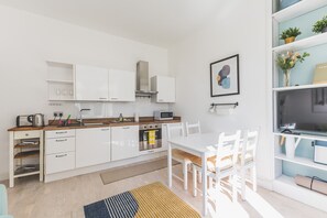 Jääkaappi, mikroaaltouuni, uuni, astianpesukone