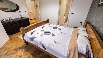 6 bedrooms, iron/ironing board, WiFi, bed sheets