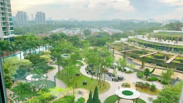 Een wooncomplex met een centraal park, paden en een rond groen gebied.