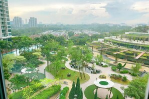 Complejo residencial con parque central, senderos y un espacio verde circular.