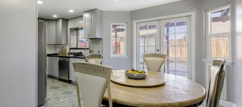 Modern 3BR Bay Stay: pet/family-friendly, yard, parking, W/D, near hospitals