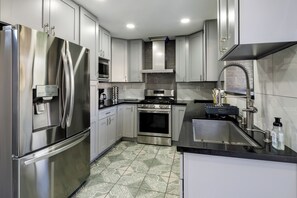 Fridge, microwave, oven, stovetop - Modern 3BR Bay Stay: pet/family-friendly, yard, parking, W/D, near hospitals (MORENO VALLEY)
