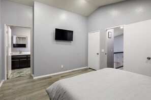 3 bedrooms, iron/ironing board, travel crib, free WiFi - Modern 3BR Bay Stay: pet/family-friendly, yard, parking, W/D, near hospitals (MORENO VALLEY)
