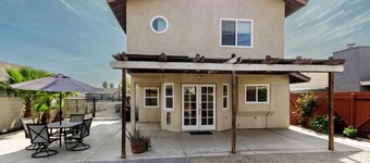 Modern 3BR Bay Stay: pet/family-friendly, yard, parking, W/D, near hospitals