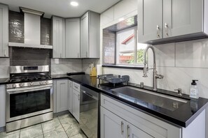 ثلاجة، ميكروويف، فرن، موقد طهي مسطح