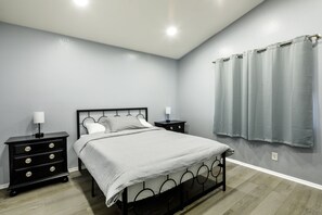 3 habitaciones, tabla de planchar con plancha y cuna de viaje 