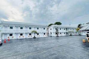 A large, white building with multiple windows and a central courtyard. - Duangdeerojehouse (Chon Buri)