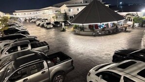 A parking lot with several cars and a building in the background. - Duangdeerojehouse (Chon Buri)