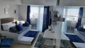 Une chambre d’hôtel moderne, équipée d’un lit, d’un bureau et d’une chaise.