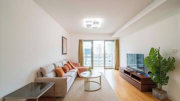 Superior Apartment, 2 Bedrooms, Kitchen, City View | Living room | Smart TV