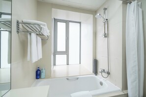 Superior Apartment, 2 Bedrooms, Kitchen, City View | Bilik Mandi | Selipar 