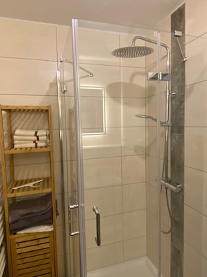 Dusche, Haartrockner, Handtücher