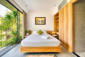 Une chambre moderne avec un grand lit, une tête de lit en bois et une vue sur la verdure.