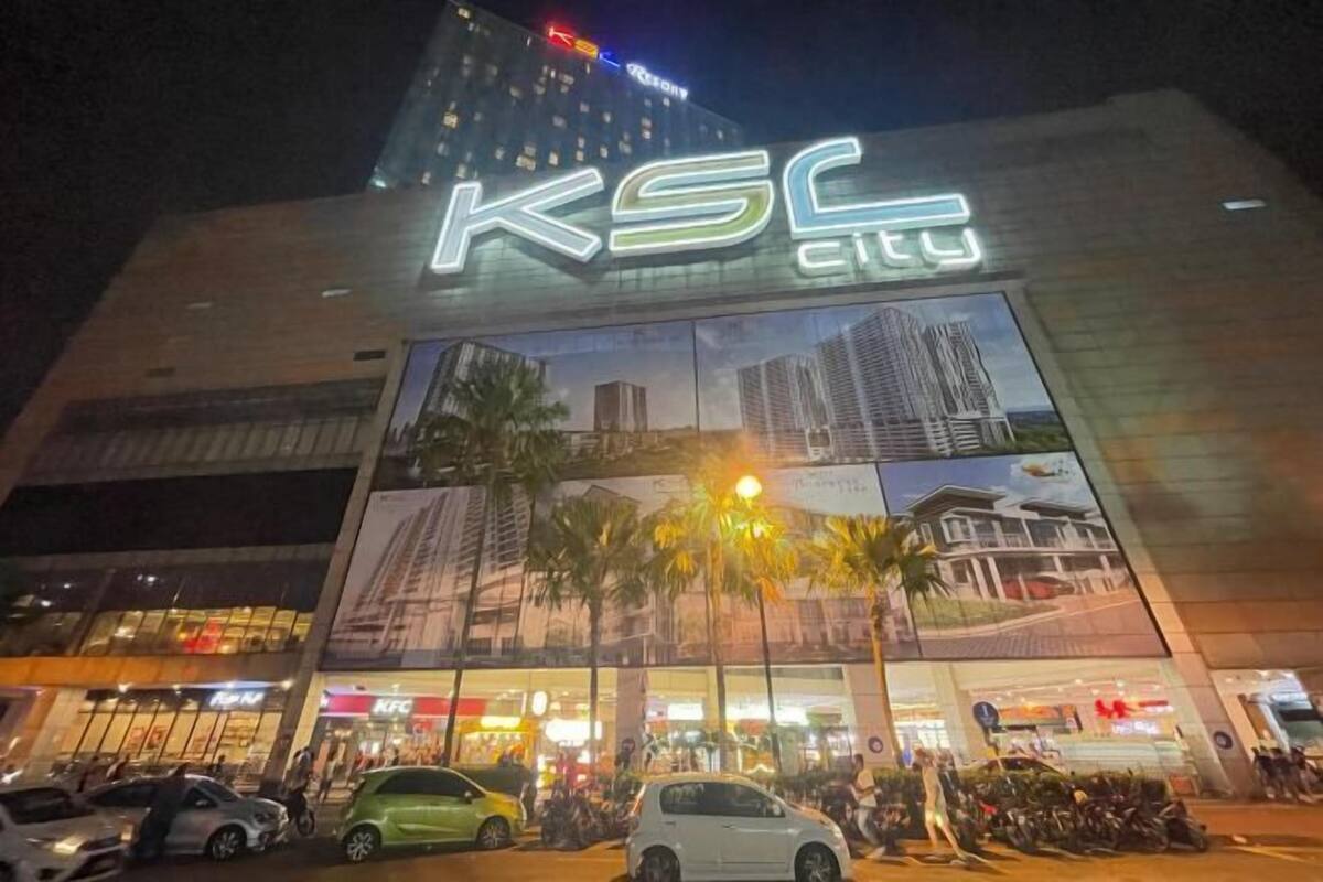 Un immeuble à plusieurs étages sur lequel on peut voir une grande enseigne indiquant « KSC City ».
