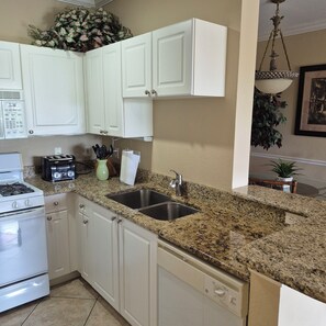 Micro-ondes, plaque de cuisson, lave-vaisselle