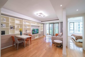 Superior Apartment, 1 Bedroom, Kitchen, City View | Living room | Smart TV