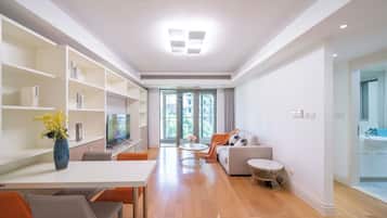 Superior-huoneisto, 1 makuuhuone, keittiö, kaupunkinäköala | Olohuone | Älytelevisio