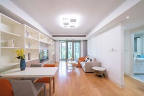 Superior Apartment, 1 Bedroom, Kitchen, City View | Living room | Smart TV