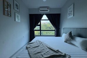 Un dormitorio con una cama grande, una ventana con cortinas y un aire acondicionado de pared.