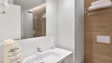 Twin Room | Bathroom