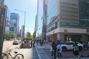 Unclassified image, 4 of 54, button - Near Hongik University/Subway Hapjeong Station 1 minute/8ppl/3br/4QBED/Near YG/iMac/Luggage storage (Seoul)