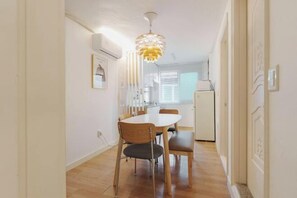 Dining - Near Hongik University/Subway Hapjeong Station 1 minute/8ppl/3br/4QBED/Near YG/iMac/Luggage storage (Seoul)