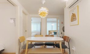 Dining - Near Hongik University/Subway Hapjeong Station 1 minute/8ppl/3br/4QBED/Near YG/iMac/Luggage storage (Seoul)