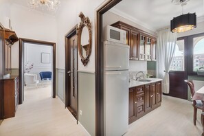 Departamento Deluxe, balcón, vista a la ciudad | Cocina privada | Cafetera de espresso, condimentos, artículos de limpieza y congelador 