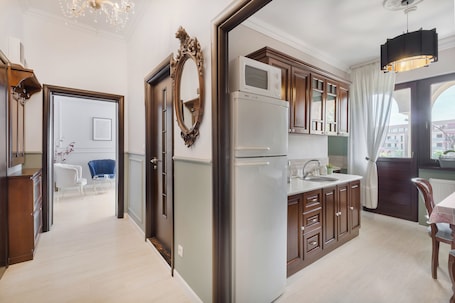 Cafetera expreso, especias, artículos de limpieza, freezer