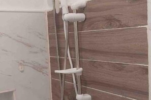 Bathroom - Cozy Studio Type unit w/ TV, Wifi, hotshower & ref (Cotabato)