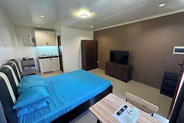 Room - Cozy Studio Type unit w/ TV, Wifi, hotshower & ref (Cotabato)