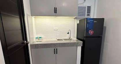Cozy Studio Type unit w/ TV, Wifi, hotshower & ref