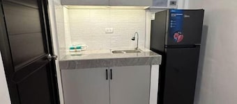Cozy Studio Type unit w/ TV, Wifi, hotshower & ref