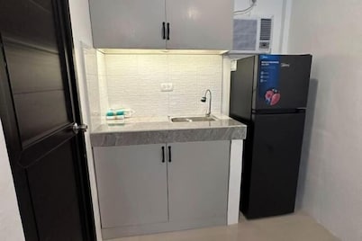 Cozy Studio Type unit w/ TV, Wifi, hotshower & ref