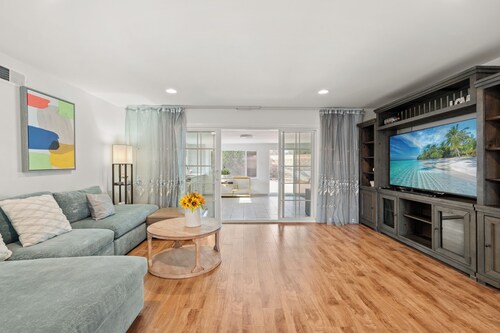 Near Los Angeles/Universal Studios/5BR/2BA/7BDS/Quiet/Comfortable/Clean