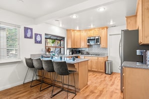 Frigorífico, microondas, horno y placa de cocina